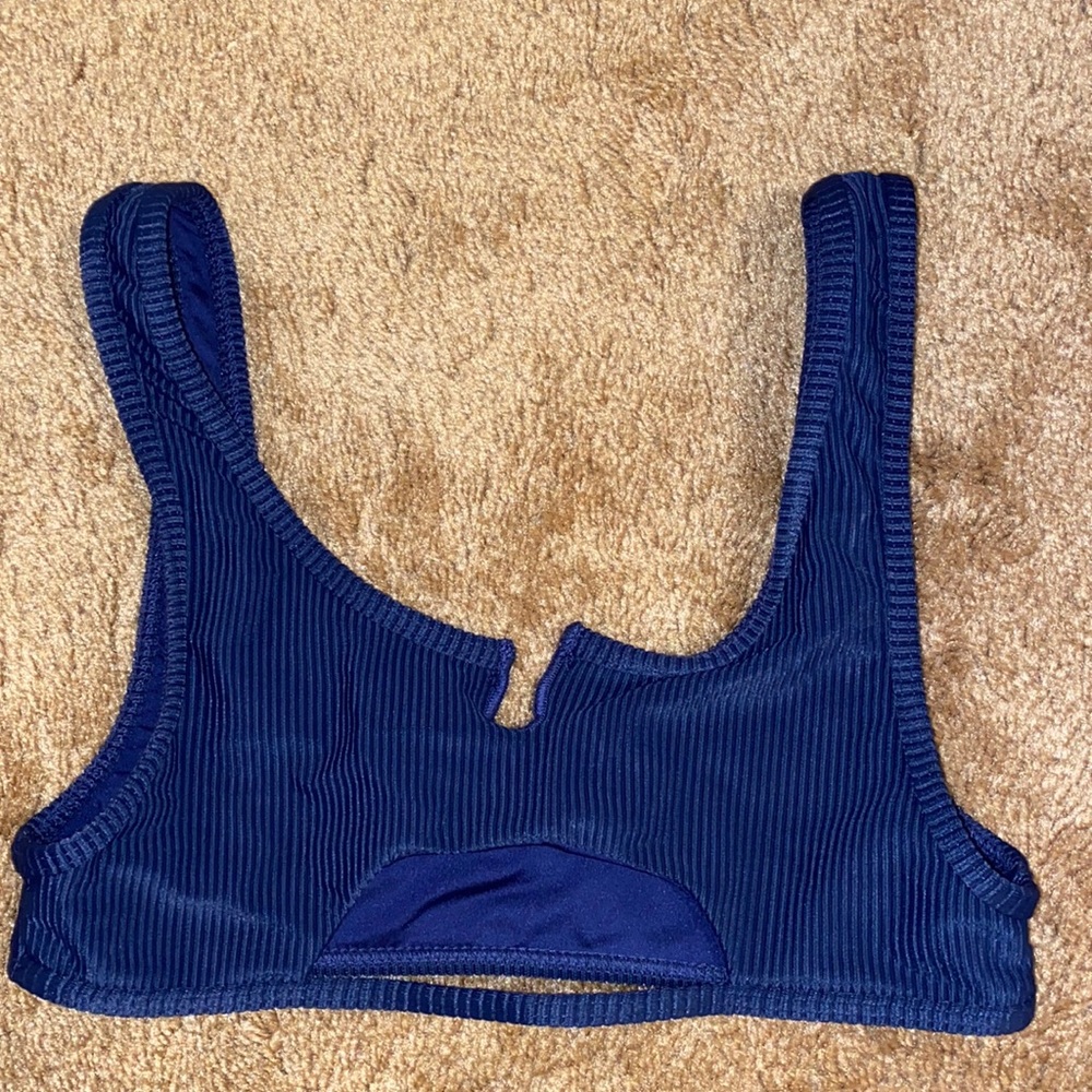 Frankie’s navy blue top